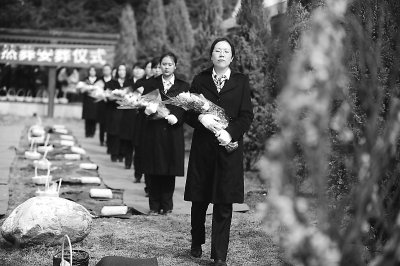 殡葬小知识：墓碑上“显、考、妣”是什么意思？
